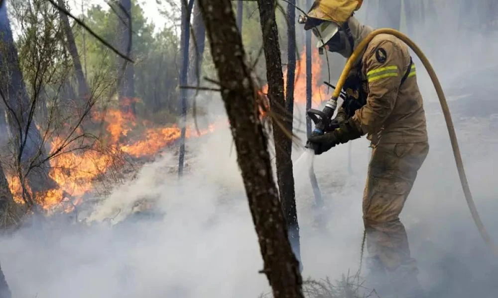 Πυροσβεστική: Υπό μερικό έλεγχο οι πυρκαγιές σε Ασπρόπυργο, Σχιστό Κορυδαλλού και Μενίδι